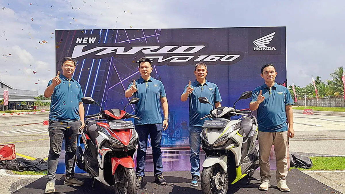 Regional Head Capella Honda Riau Harry Sutiono dan jajaran PT Capella Dinamik Nusantara Riau berfoto bersama saat peluncuran New Honda Vario Evo 160 di Capella Honda Safety Riding Center, Jalan Garuda Sakti, Kampar, Riau, Senin (6/7/2026). (Capella Honda Riau untuk Riau Pos)