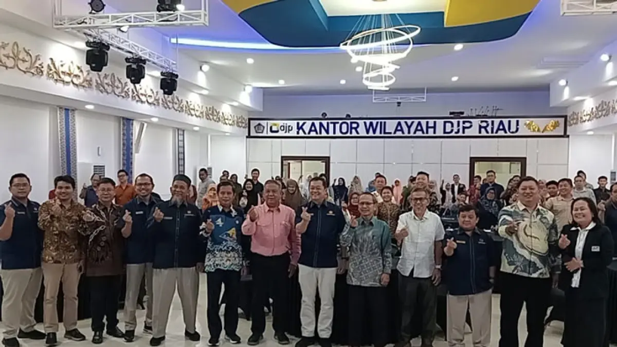 Kepala Kanwil DJP Riau YFR Hermiyana (tengah) foto bersama para peserta offline saat sosialisasi Penyesuaian Pengaturan di bidang Pajak Penghasilan PP 20 Tahun 2026, di Kantor DJP Riau Jalan Jenderal Sudirman, Rabu (8/7/2026). (Prapti Dwi Lestari/Riaupos.co)