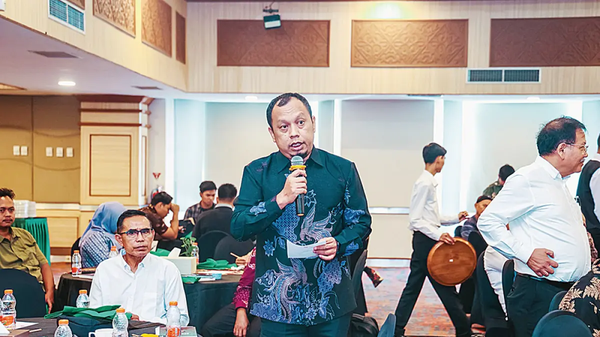 BERI SAMBUTAN: Ketua Koperasi Produsen Makarti Jaya, Desa Kumain, Kecamatan Tandun, Kabupaten Rokan Hulu, Hadiyanto memberi sambutan saat diskusi serta peluncuran buku Setiyono, Kisah dan Rahasia Sukses Petani Sawit Plasma Transmigrasi di Pekanbaru, Rabu (1/7/2026). (Humas PTPN IV Regional III untuk riau pos)

