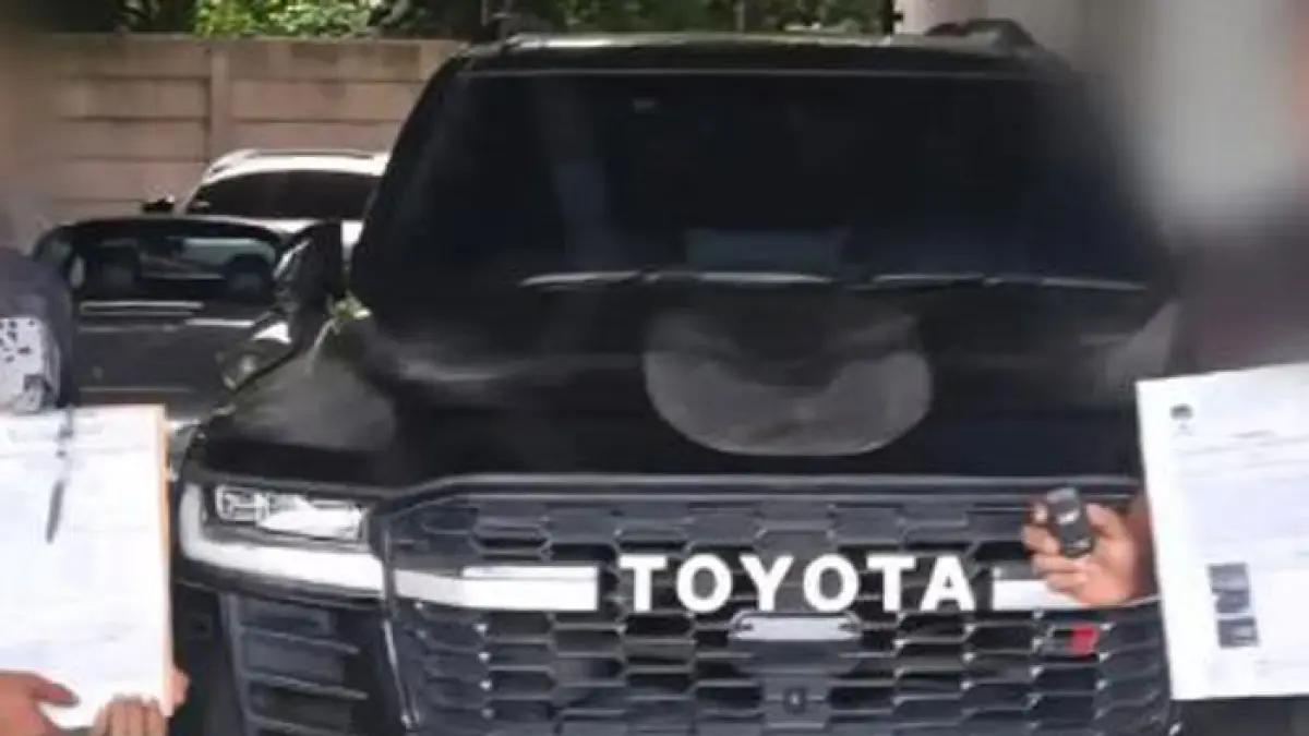 Toyota Land Cruiser 300 GR-S yang diduga berkaitan dengan perkara suap jual beli jabatan yang menjerat Bupati Kuansing Suhardiman Amby, disimpan di Rumah Penyimpanan Benda Sitaan dan Barang Rampasan (Rupbasan) KPK, Cawang, Jakarta Timur, Rabu (8/7/2026). (Jawapos.com)