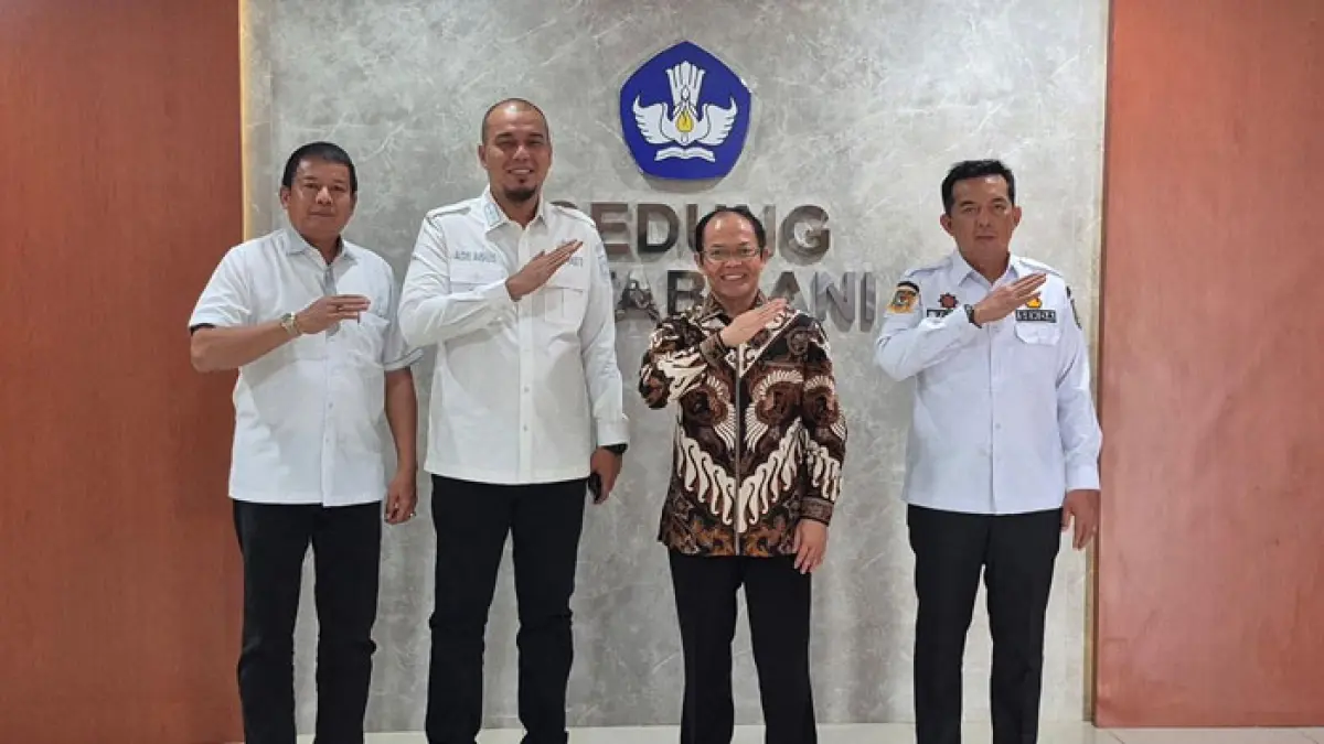 Bupati Inhu Ade Agus Hartanto (dua kiri) beserta jajarannya foto bersama dengan Kepala Badan Pengembangan dan Pembinaan Bahasa (Badan Bahasa) Kemendikdasmen Hafidz Muksin (dua kanan) di Jakarta, Rabu (8/7/2026). (Badan Bahasa untuk Riaupos.co)