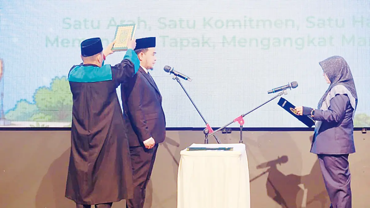  Bupati Siak Afni Z melantik dan membacakan sumpah jabatan Direktur PT BSP Robi Junipa di Pekanbaru, Selasa (7/7/2026).(MONANG LUBIS/RIAU POS)

