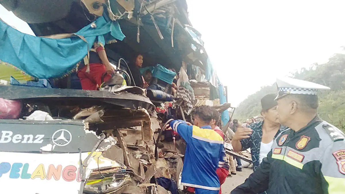 Bus Pelangi ringsek usai menabrak truk troton di Jalan Tol Pekanbaru-Dumai, Selasa (7/7/2026). Kecelakaan ini menyebabkan dua orang meninggal dunia. (PJR Ditlantas Polda Riau untuk Riau Pos )


