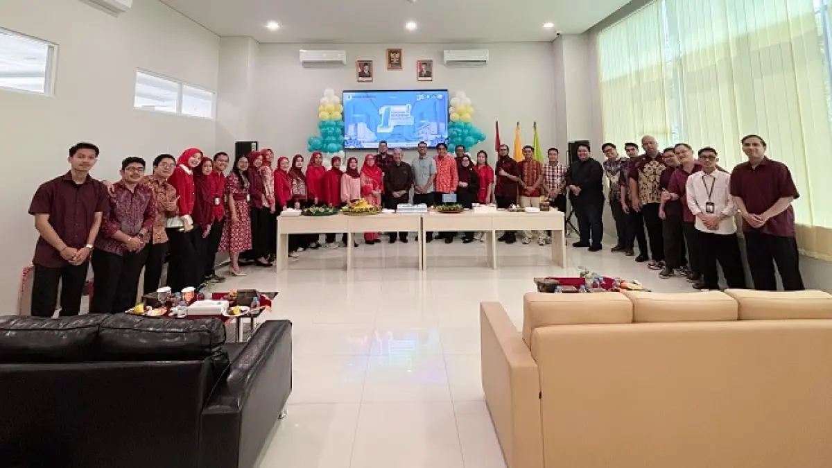 Civitas akademika Fakultas Kedokteran Universitas Awal Bros foto bersama sempena Dies Natalis, Selasa (30/6/2026). &nbsp;(FK Universitas Awal Bros untuk Riau Pos)