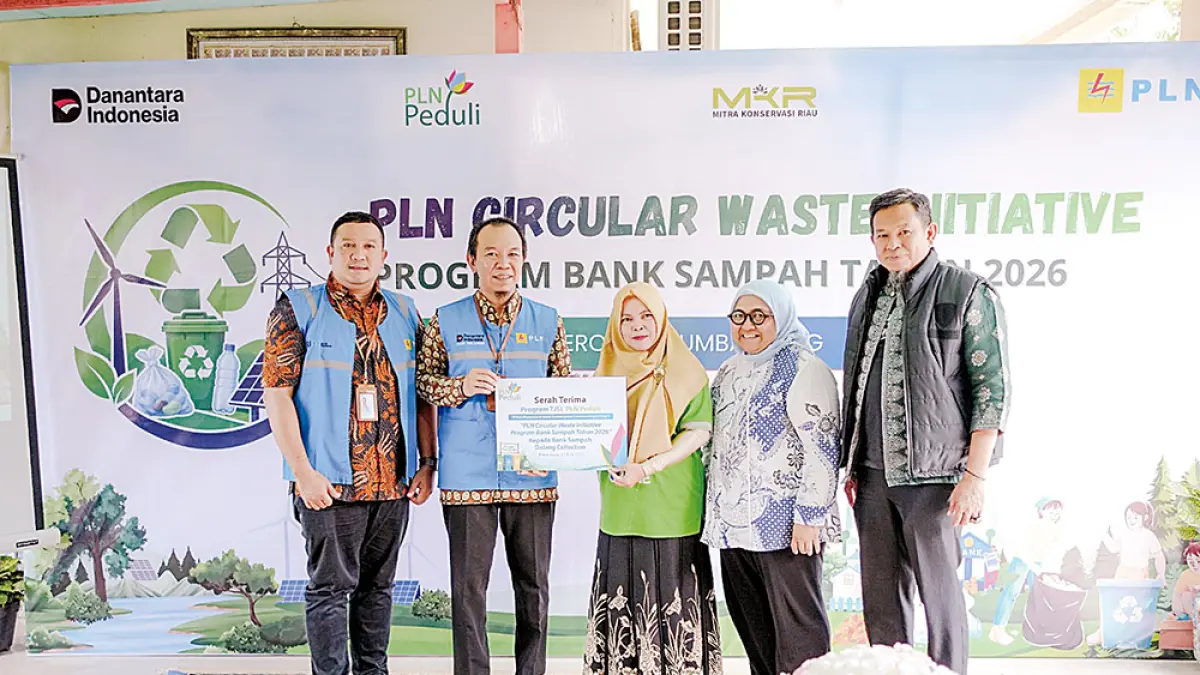 SERAHKAN BANTUAN: Senior Manager Perizinan, Pertanahan dan Komunikasi PT PLN (Persero) UIP Sumbagteng Osta Melanno menyerahkan bantuan secara simbolis kepada Ketua Bank Sampah Dalang Collection, Soffia Seffen, baru-baru ini. (PT PLN (Persero) untuk riau pos)

