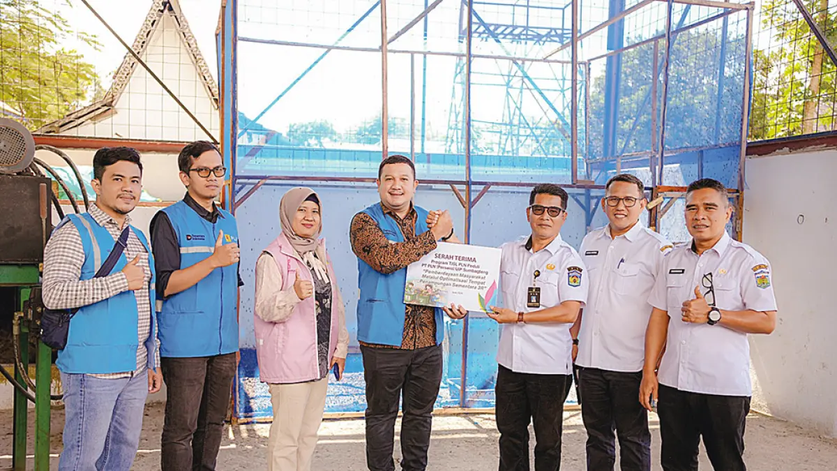 FOTO BERSAMA: Asisten Manager Komunikasi dan TJSL PT PLN (Persero) UIP Sumbagteng, Mu­hammad Jamil foto bersama Ke­pala Dinas Lingkungan Hidup dan Kehutanan (LHK) Kota Sungai Penuh, Provinsi Jambi, Wahyu Rahman Dedi dan jajaran. (PT PLN Untuk Riau Pos)
