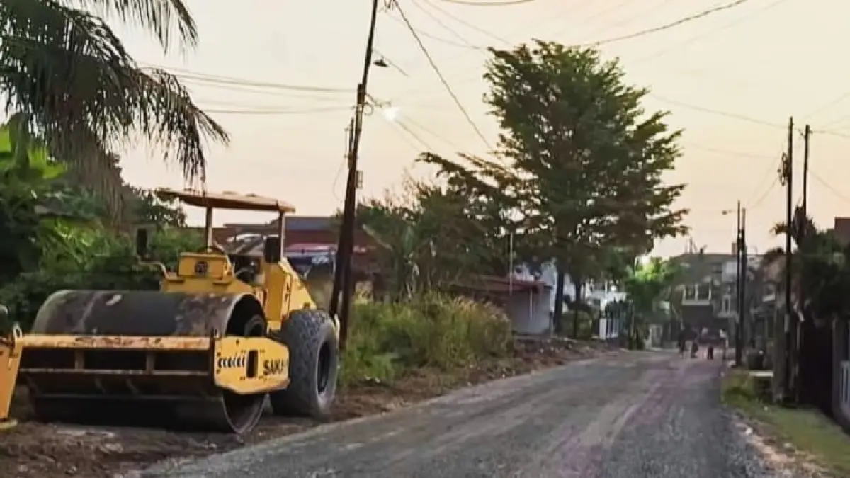 Jalan Melati di Kelurahan Sidomulyo Timur, Kecamatan Marpoyan Damai akhirnya diperbaiki setelah puluhan tahunan menanti. (Joko Susilo/Riaupos.co)