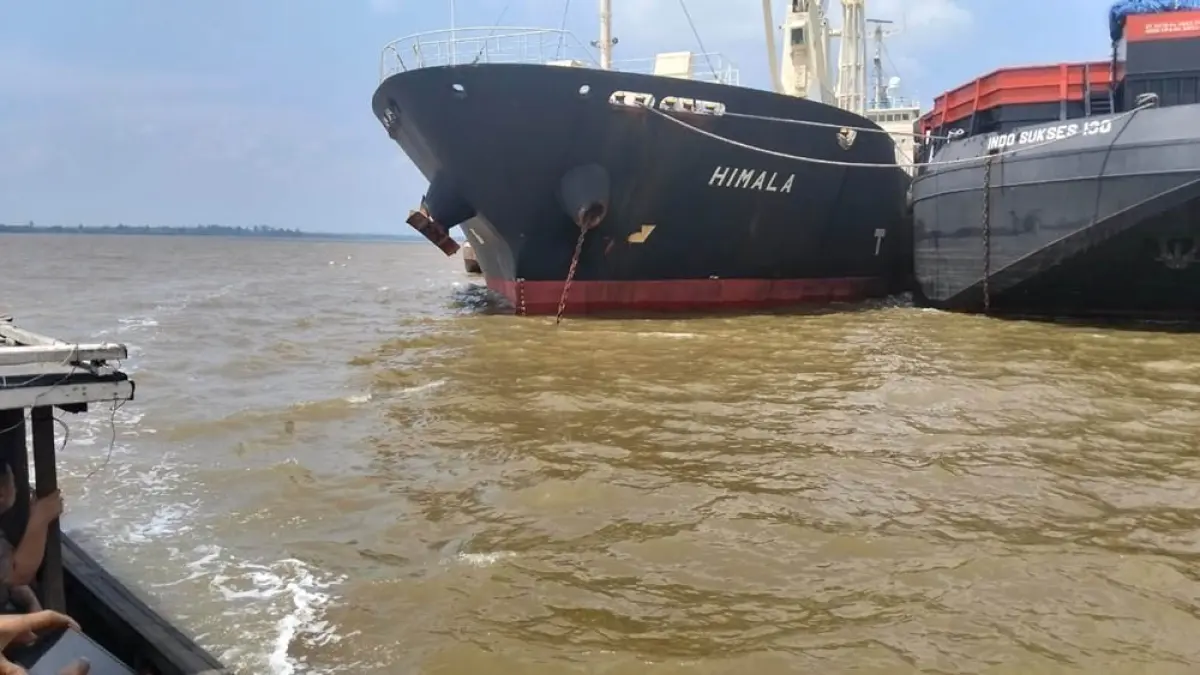 Kapal MV Himala yang akan disurvei ditambatkan di Perairan Kawasan Industri Tanjung Buton, Siak, Selasa (7/7/2026). (MONANG LUBIS/RIAU POS)