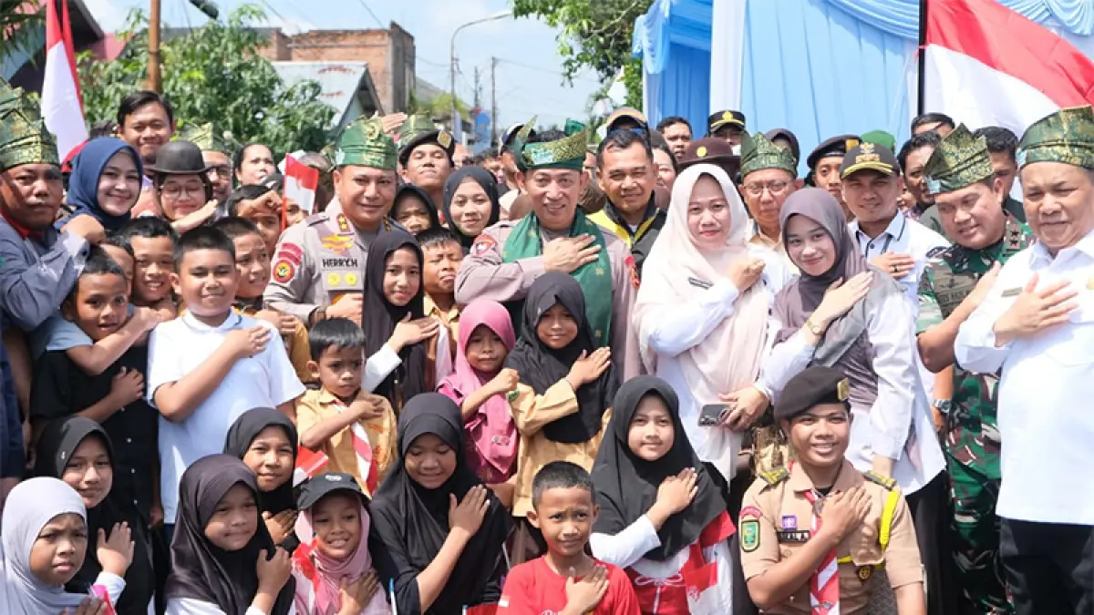 Kapolri Jenderal Pol Listyo Sigit didampingi Kapolda Riau Irjen Pol Herry Heryawan foto bersama warga Kota Dumai saat peresmian jembatan merah putih. (Istimewa)