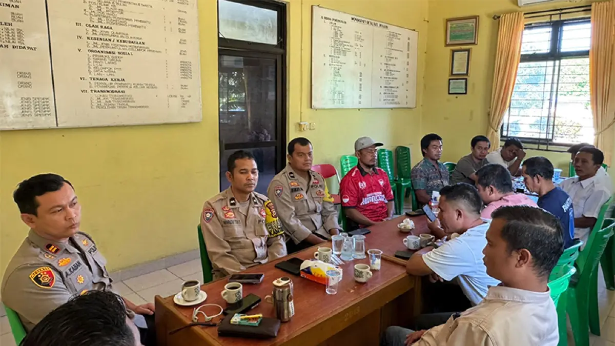 Kapolsek Singingi Hilir Iptu Alfredo Krisnata Kaban SH melakukan pertemuan dengan aparat pemerintahan Desa Sumber Jaya Kecamatan Singingi Hilir serta kedua belah pihak, Rabu (8/7/2026). (Foto Polsek Singingi Hilir)