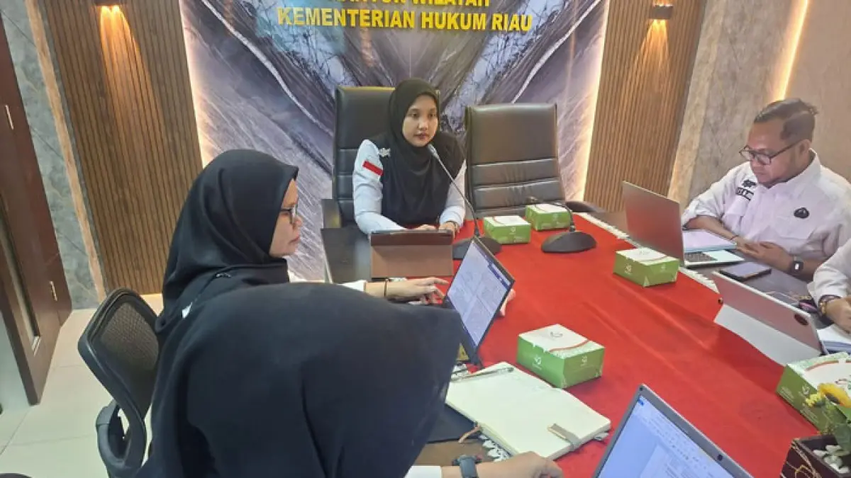Kepala Divisi P3H Kanwil Kemenkum Riau Yeni Nel Ikhwan (tengah) memimpin rapat harmonisasi tiga Ranperbup Siak pada Rabu (8/7/2026). (Humas Kanwil Kemenkum Riau untuk Riaupos.co)