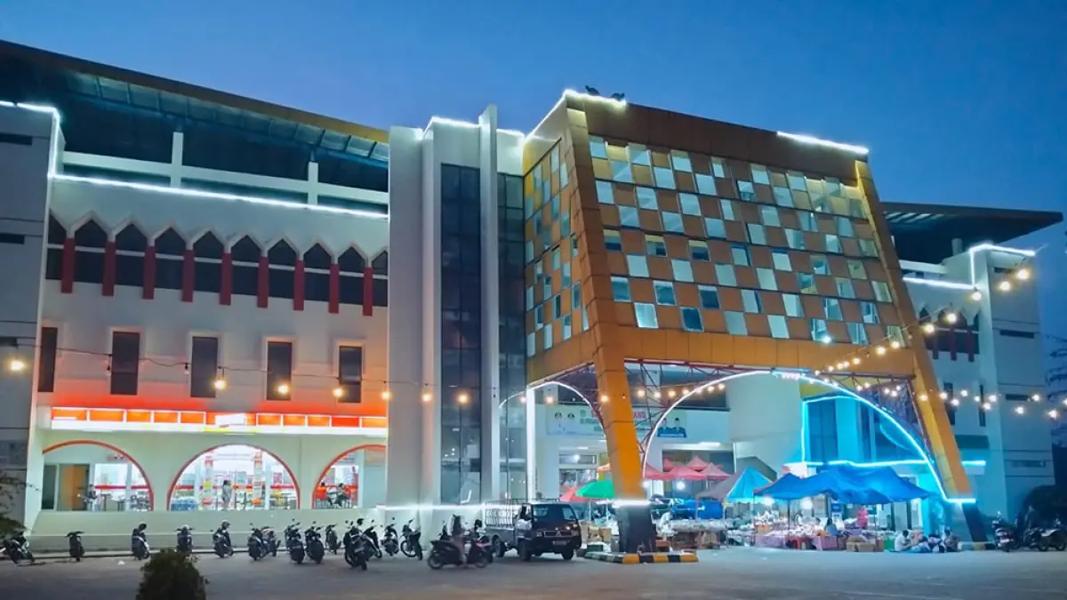  Kondisi Pasar Modern Pasirpengaraian pada malam hari terlihat sepi aktifitas&nbsp;usaha perdagangan, baru-baru ini. (Engki Prima Putra/Riau Pos)