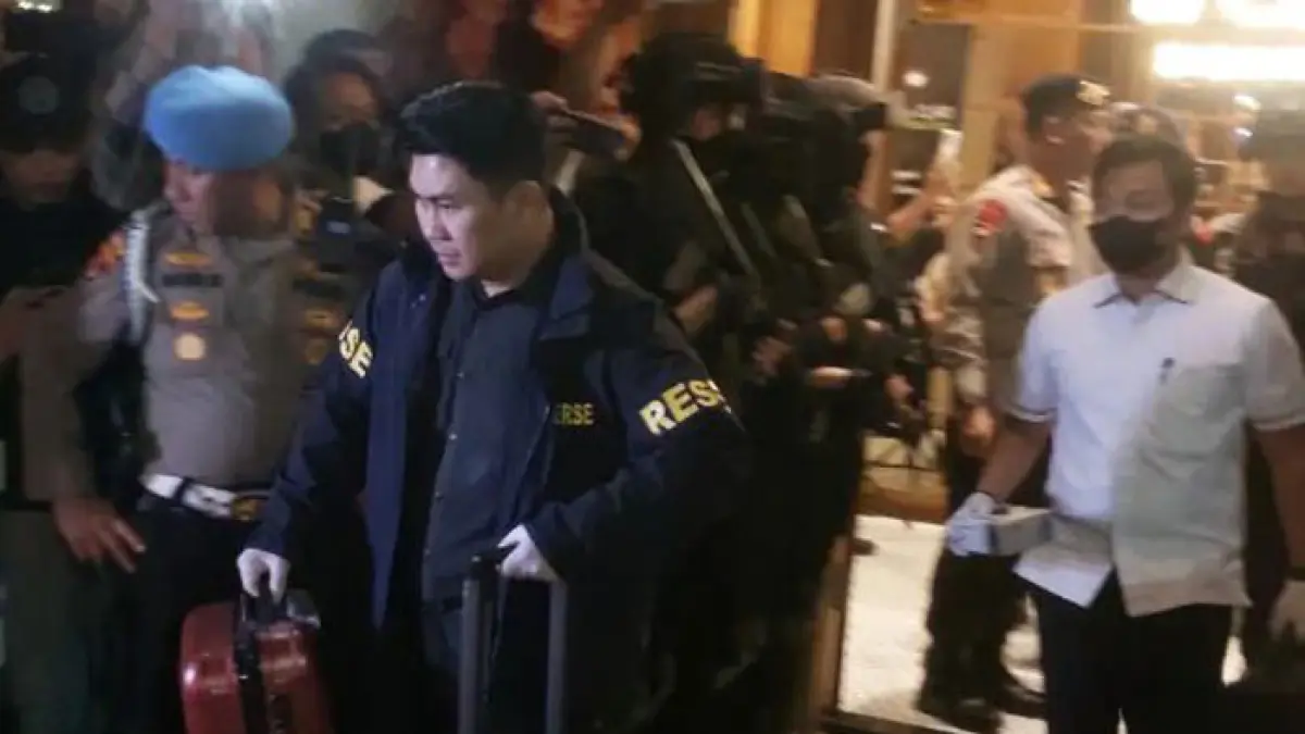 Koper berisi uang Rp60 miliar dan sejumlah dokumen dibawa petugas dari de’Clan Cafe Jaksel, Rabu (8/7/2026). (Ryandi Zahdomo/JawaPos.com)