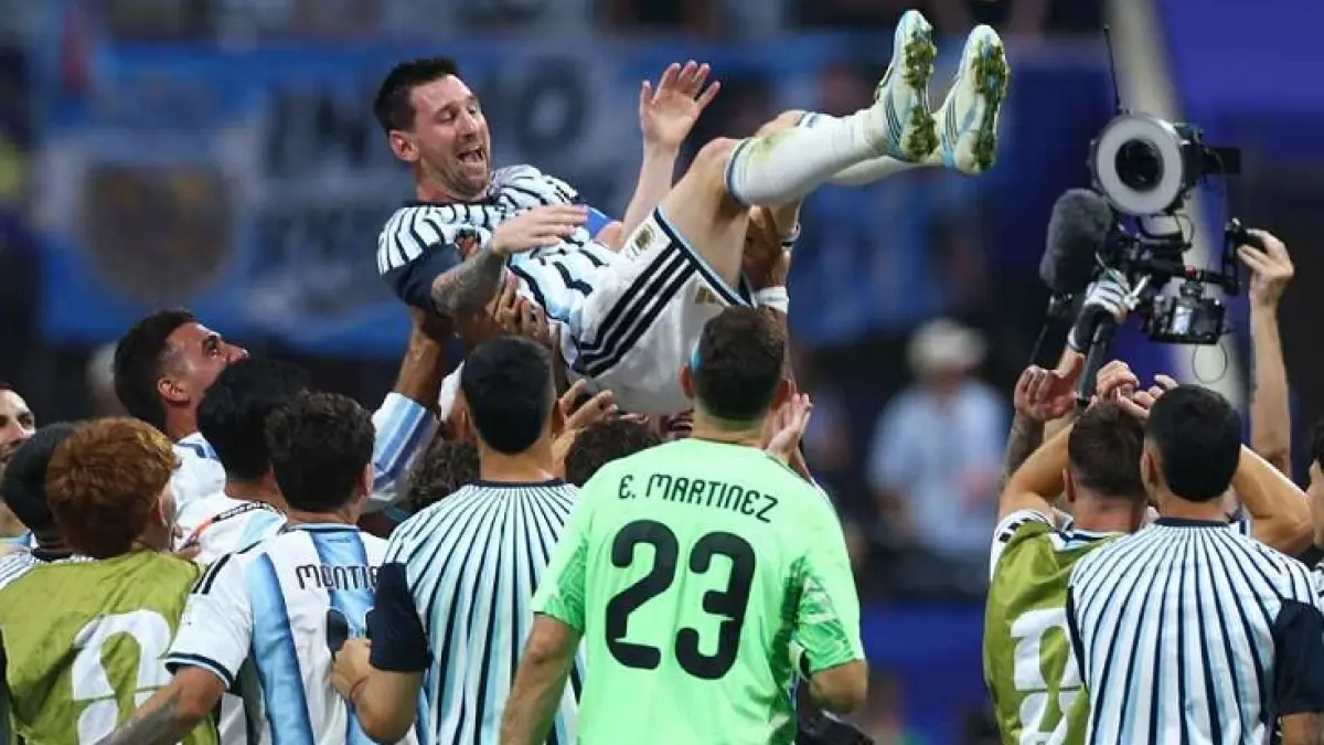 Messi dan Argentina baru bangkit di menit-menit akhir, dan tiga gol dalam 11 menit membantu mereka bangkit dari ketertinggalan 2-0 untuk mengalahkan Mesir dan memastikan tempat di perempatfinal. (Chris Brunskill/Fantasista/Getty Images)