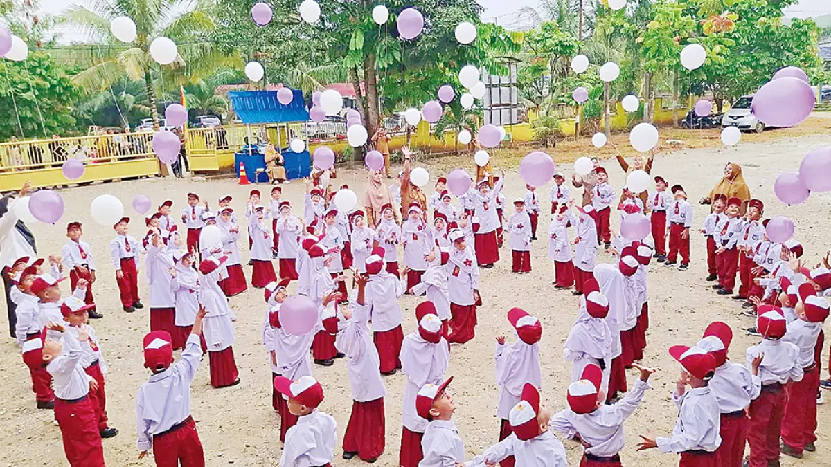 MPLS: Murid SD Islam Terpadu Raissalam Kecamatan Rambah, Kabupaten Rokan Hulu terlihat riang dan gembira saat bermain dalam kegiatan masa pengenalan lingkungan sekolah (MPLS), Selasa (7/7/2026). (Engki Prima Putra/Riau Pos)
