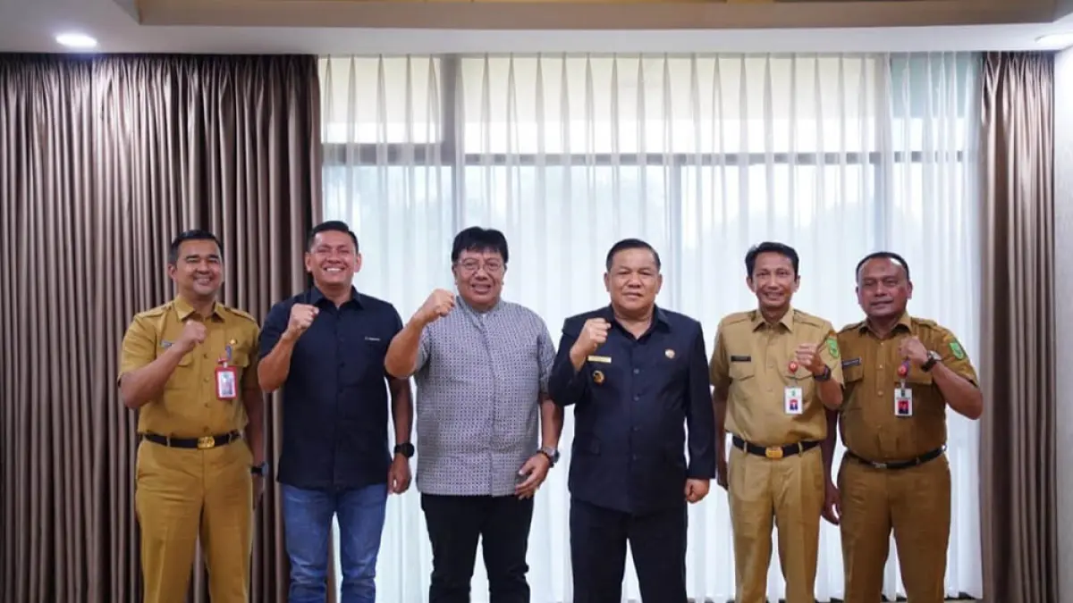 Owner PSPS Pekanbaru I Gede Widiade saat audiensi dengan  Plt Gubernur Riau SF Hariyanto di Kantor Gubernur Riau, Senin (6/7/2026). (Diskominfotik Riau untuk riau pos)