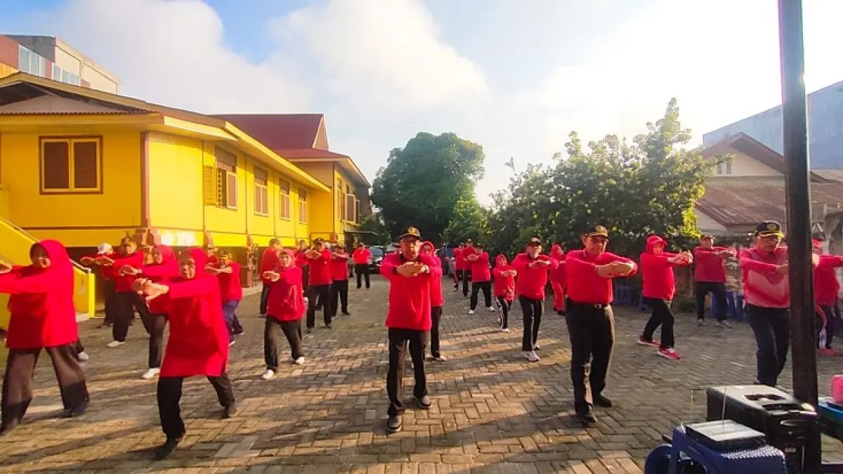 Para pensiunan PWRI Provinsi Riau saat melaksanakan senam jantung sehat, Rabu (8/7/2026). (PWRI untuk Riau Pos)