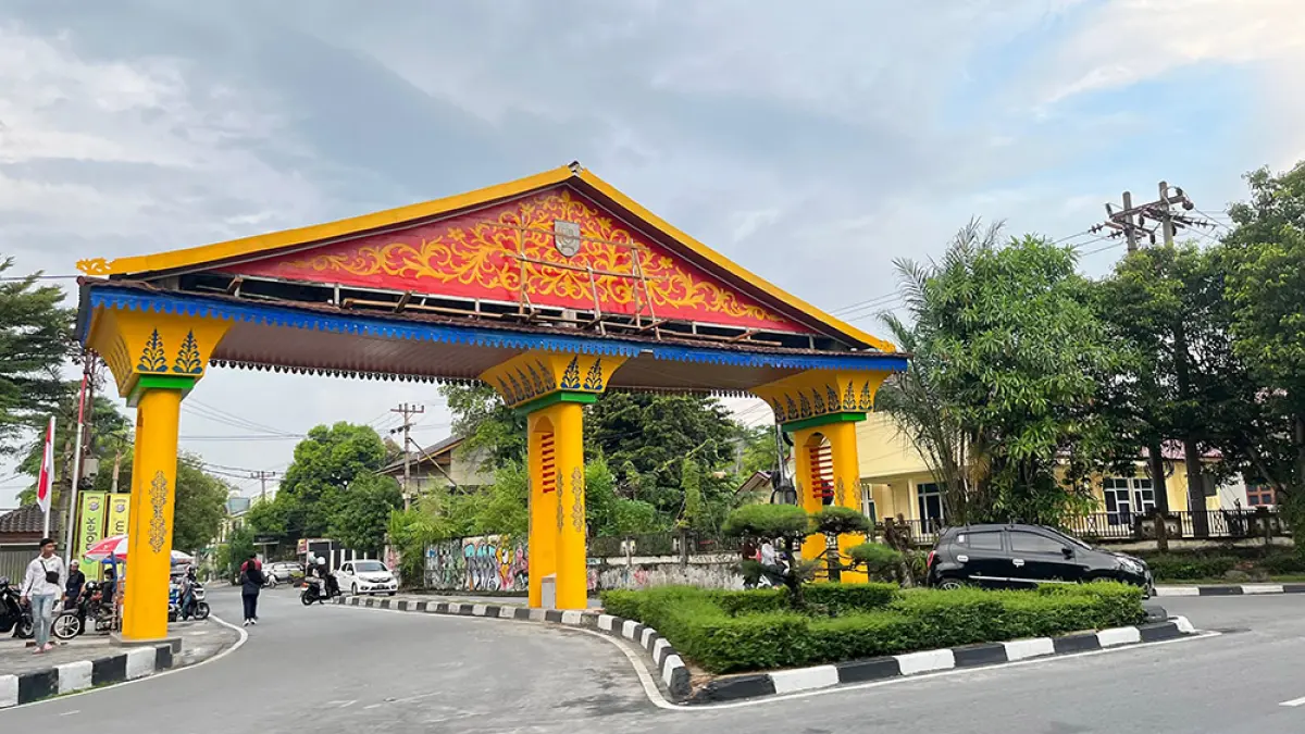 Pekerjaan perbaikan gapura di Jalan Ronggowarsito simpang Jalan Diponegoro Pekanbaru, Selasa (7/7/2026). (soleh Saputra/riau pos )