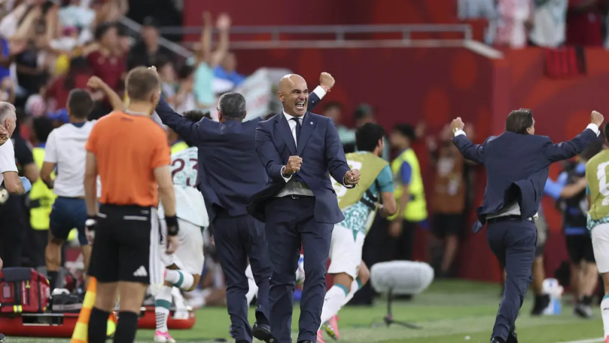 Pelatih kepala Portugal Roberto Martinez merayakan gol Goncalo Ramos  pada pertandingan babak 32 besar Piala Dunia FIFA 2026 di Stadion Toronto, Kamis (2/7/2026). Martinez mundur setelah Portugal tersingkir. (AFP)