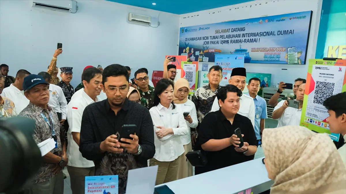 Pembelian tiket ferry menggunakan sistem scan QRIS di Pelabuhan Penumpang Dumai belum lama ini.