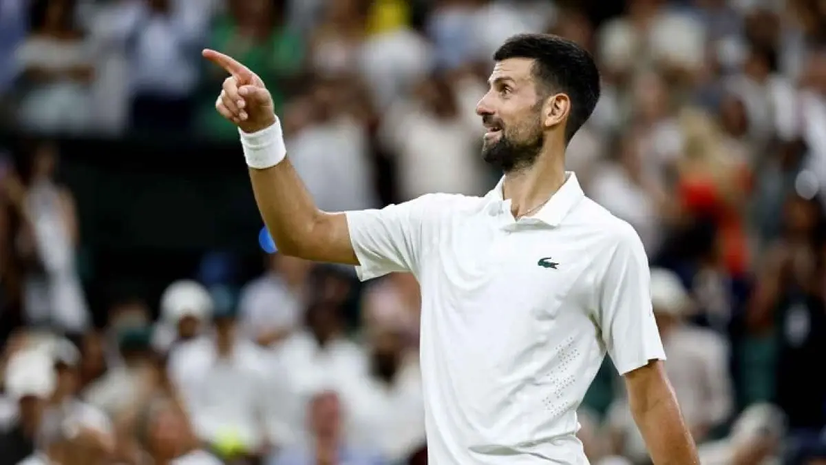Petenis Serbia Novak Djokovic menangkan pertandingan lima set yang mendebarkan melawan petenis Kanada Felix Auger-Aliassime untuk Melaju ke semifinal Wimbledon menghadapi Jannik Sinner. (Tolga Akmen/EPA)