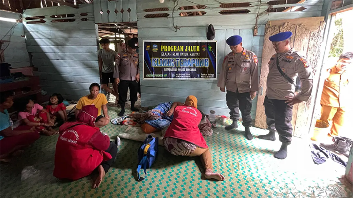 Petugas kesehatan bersama personel Satpolair Polres Bengkalis melakukan pemeriksaan kesehatan di rumah warga kurang mampu di Desa Titi Akar, Kecamatan Rupat Utara, Rabu (8/7/2026). (Istimewa)