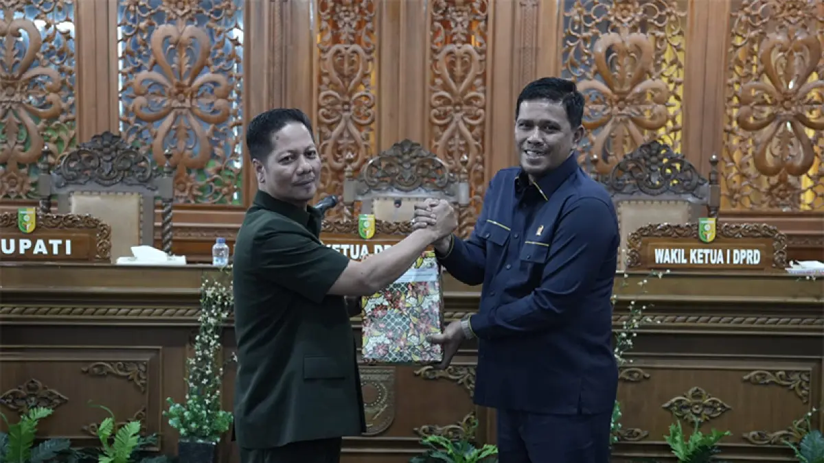 Plt Bupati Kuansing H Muklisin menyerahkan LPJ pelaksanaan APBD 2025 pada Wakil Ketua DPRD Romi Alfisyah Putra, Rabu (8/7/2026). (Desriandi Candra)