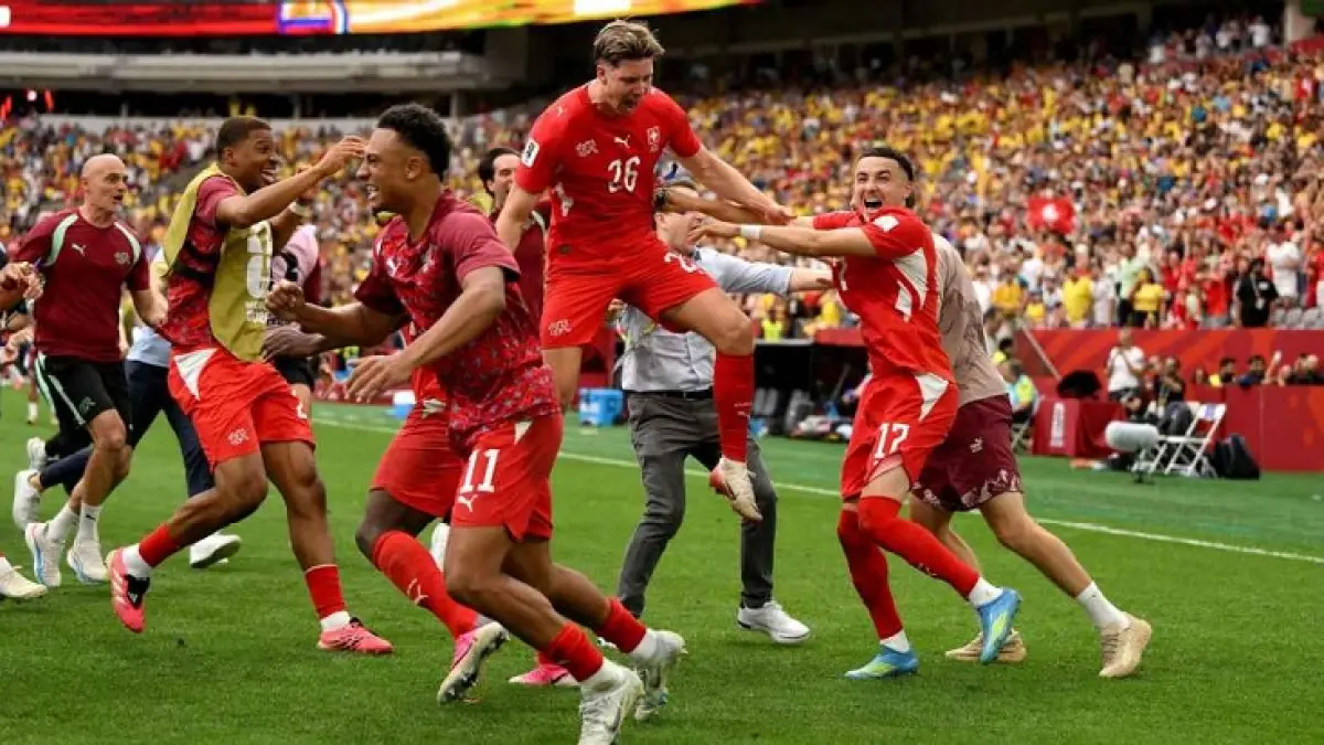 Swiss merayakan kemenangan atas Kolombia dalam drama adu penlati adu penalti di Babak 16 Besar Piala Dunia 2026. (David Ramos/Getty Images)