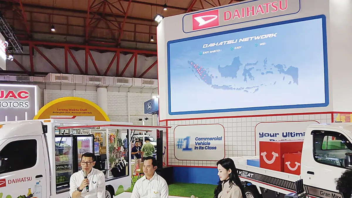 IVEN: Marketing Director & Corporate Function Director PT Astra Daihatsu Motor Rokky Irvayandi (tengah),&nbsp;Marketing & Customer Relations Division Head PT Astra International Tbk Daihatsu Sales Operation Tri Mulyono (kiri) saat mengisi iven di booth&nbsp;Daihatsu, beberapa waktu lalu. (PT Astra Daihatsu Motor untuk riau pos)