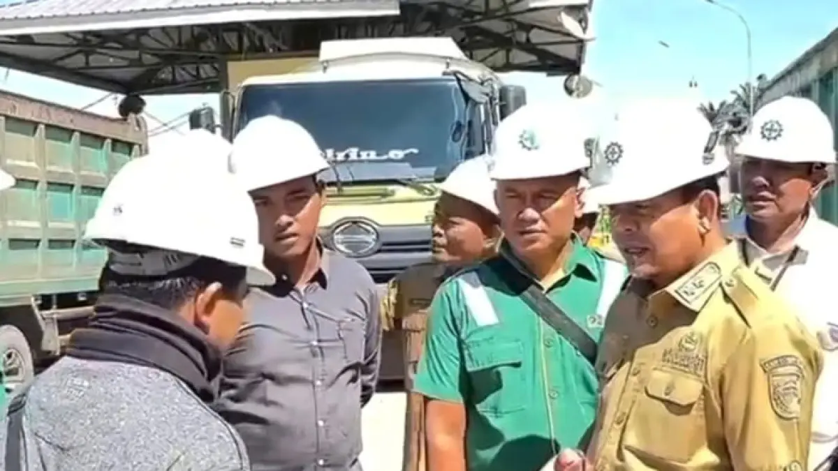Wabup Rohul H Syafaruddin Poti didampingi Kadisnakbun Rohul CH Agung Nugroho melakukan sidak dalam rangka monitoring harga TBS Sawit di salah satu PKS di Kecamatan Rambah Samo, baru-baru ini. (Dinas Kominfo Rohul untuk Riaupos.co)