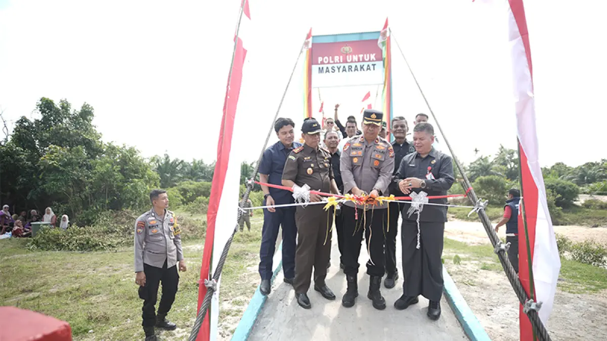 Waka Polres Kuansing Kompol Nardy Masry bersama Plh Sekda Drs Muradi MSi meresmikan Jembatan Merah Putih di Kuansing, Rabu (8/7/2026). (Desriandi Candra)