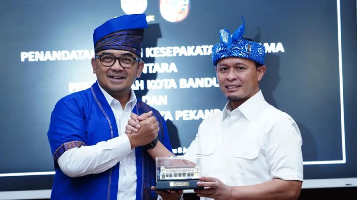 Wako Pekanbaru Agung Nugroho dan Wako Bandung M Farhan usai penandatanganan MoU. (Istimewa)