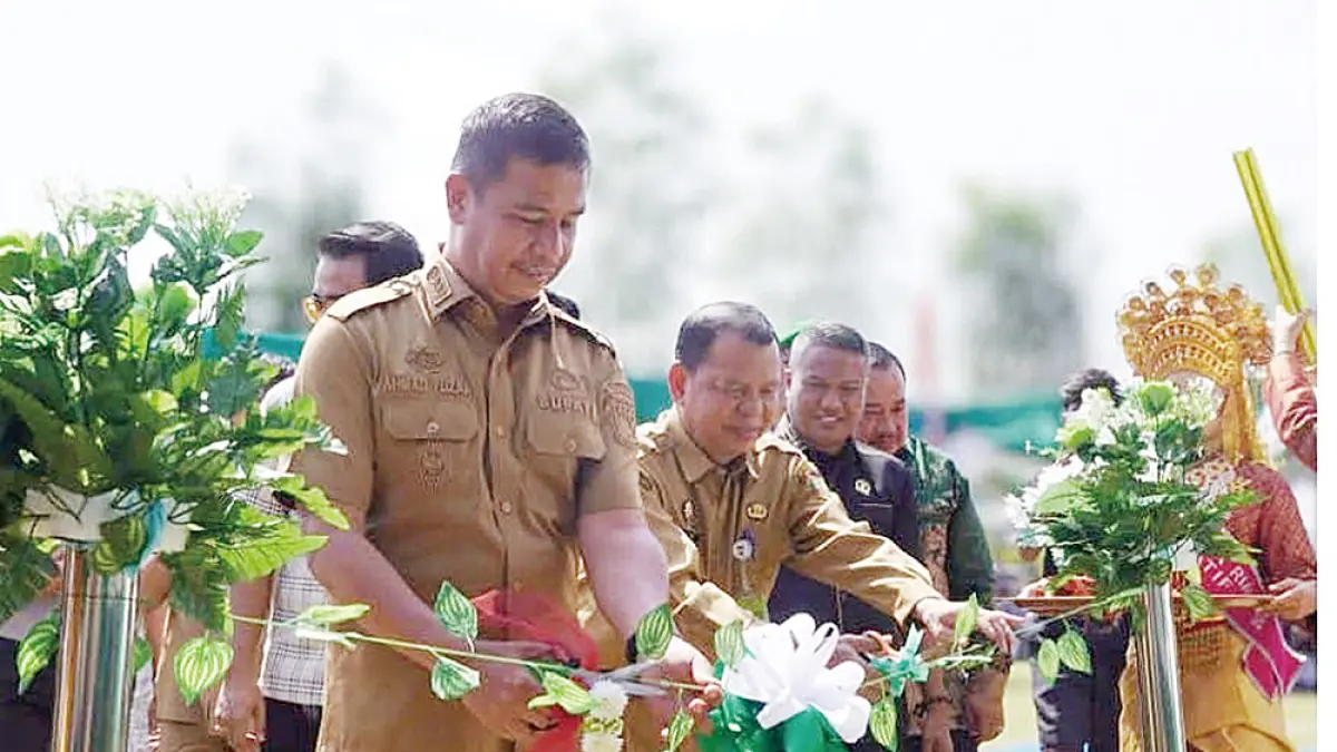 Bupati Kampar Ahmad Yuzar didampingi Kadisdukcapil Muslim, dan anggota DPRD Kampar menggunting pita tanda peluncuran Mobil Layanan Keliling Administrasi Kependudukan (Adminduk) di Lapangan Desa Pandau Jaya, Kecamatan Siak Hulu, Senin (6/7/2026). (Diskominfo kampar untuk Riau pos)

