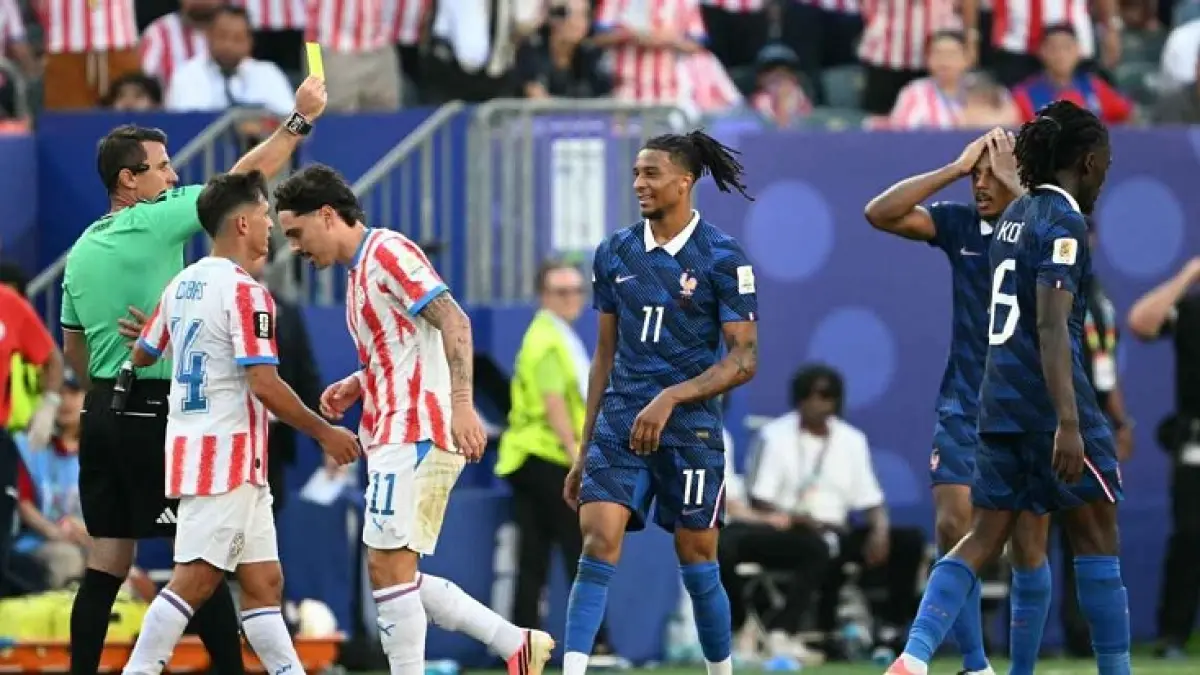 Bintang Prancis Michael Olise (tengah) mendapat kartu kuning saat melawan Paraguay di Babak 16 Besar Piala Dunia 2026. (Mauro Pimentel/AFP via Getty Images)