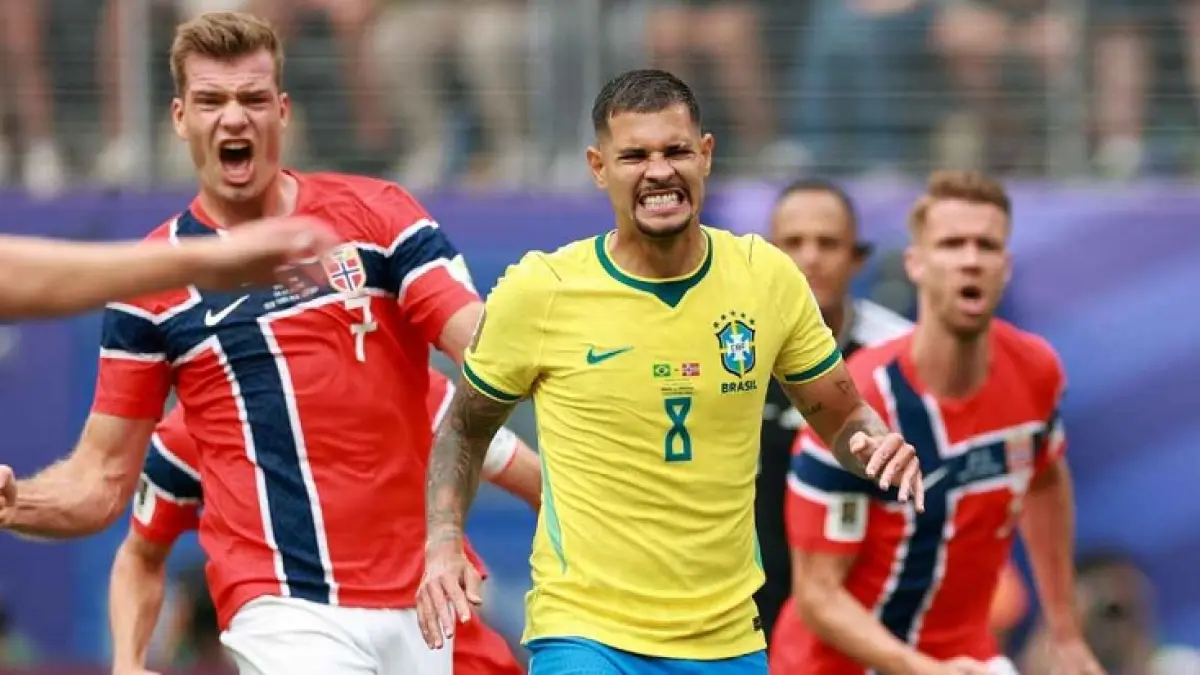 Bruno Guimaraes gagal mengeksekusi penalti yang seharusnya memberi Brasil keunggulan 1-0 melawan Norwegia. Mereka kemudian kalah 2-1 berkat dua gol Erling Haaland. (Elsa/Getty Images)