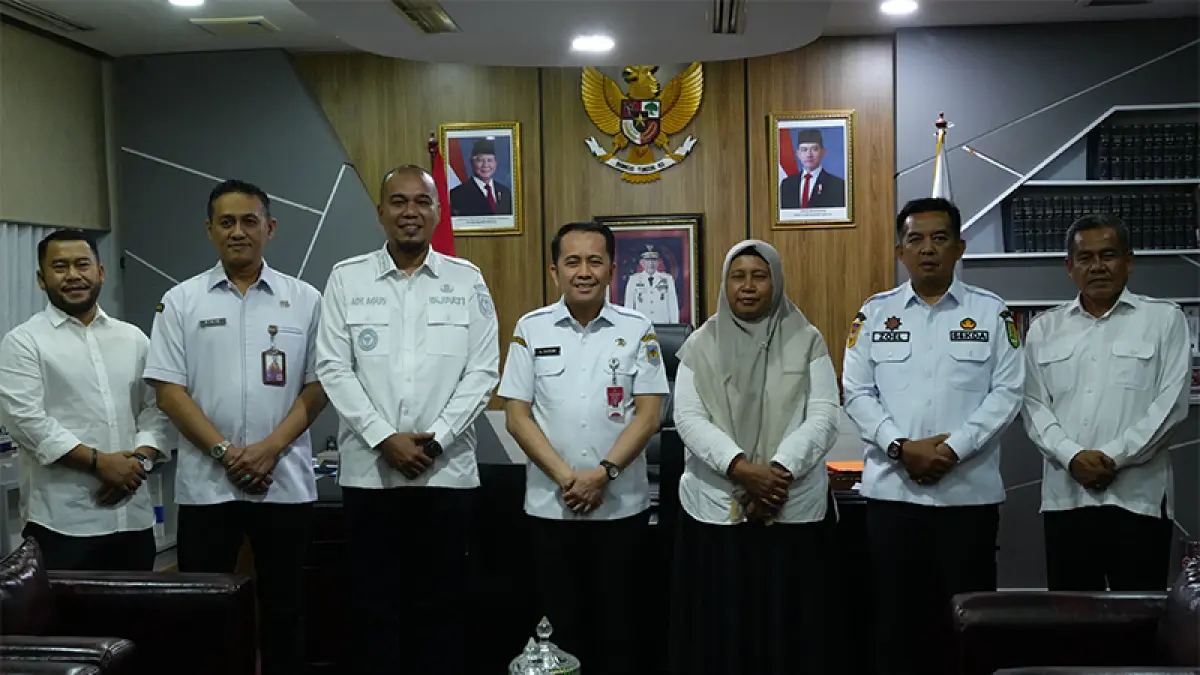 Bupati Ade Agus Hartanto didampingi Sekdakab Zulfahmi Adrian dan pejabat lainnya foto bersama Dirjen Bina Keuda Kemendagri, Dr Drs Agus Fatoni MSI di Jakarta, Rabu (8/7/2026). (Foto Diskominfotik Inhu)