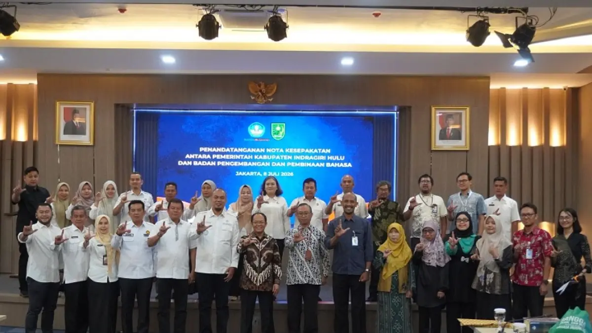 Bupati Inhu, Ade Agus Hartanto Wabup, H Hendrizal, Sekdakab Inhu, Zulfahmi Adrian dan pejabat Pemkab Inhu foto bersama pejabat Badan Pengembangan dan Pembinaan Bahasa Kemendikbudristek usai tandatangan kesepakatan, Rabu (8/7/2026). (Diskominfotik Inhu)
