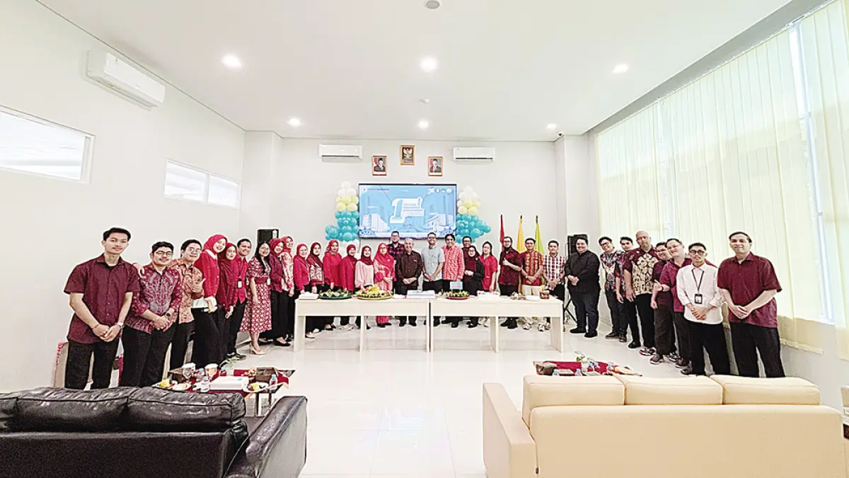 Civitas akademika Fakultas Kedokteran Universitas Awal Bros foto bersama sempena Dies Natalis, Selasa (30/6/2026). (FK Universitas Awal Bros untuk Riau Pos)
