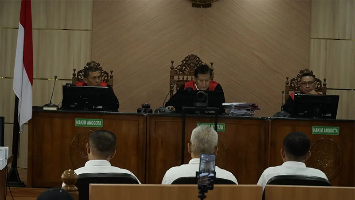Gubernur Riau nonaktif Abdul Wahid, Mantan Kadis PUPR- PKPP M Arief Setiawan dan Dani M Nursalam saat mendengar tuntutan dari Jaksa Penuntut Umum KPK di Pengadilan Tipikor Pekanbaru,Kamis (9/7). (Ft MHD AKHWAN/RIAUPOS.CO)