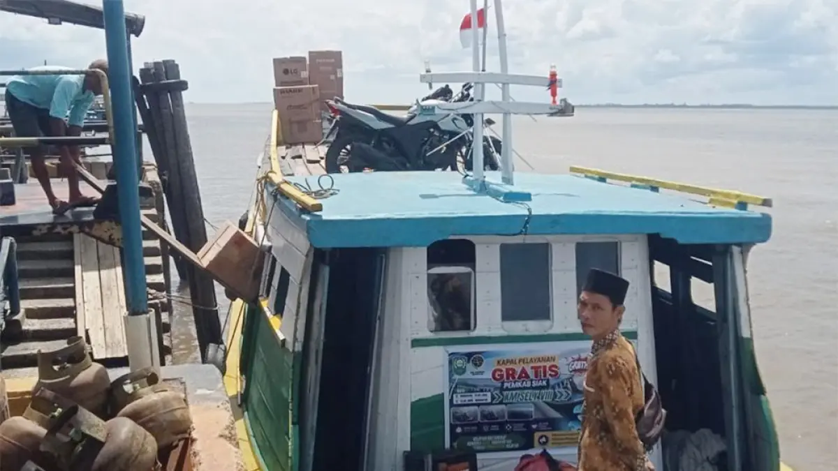 Kapal gratis disediakan Pemkab Siak untuk masyarakat dari Pelabuhan Mengkapan menuju Teluk Lanus, Rabu (8/7/2026).(MONANG LUBIS/RIAUPOS.CO)