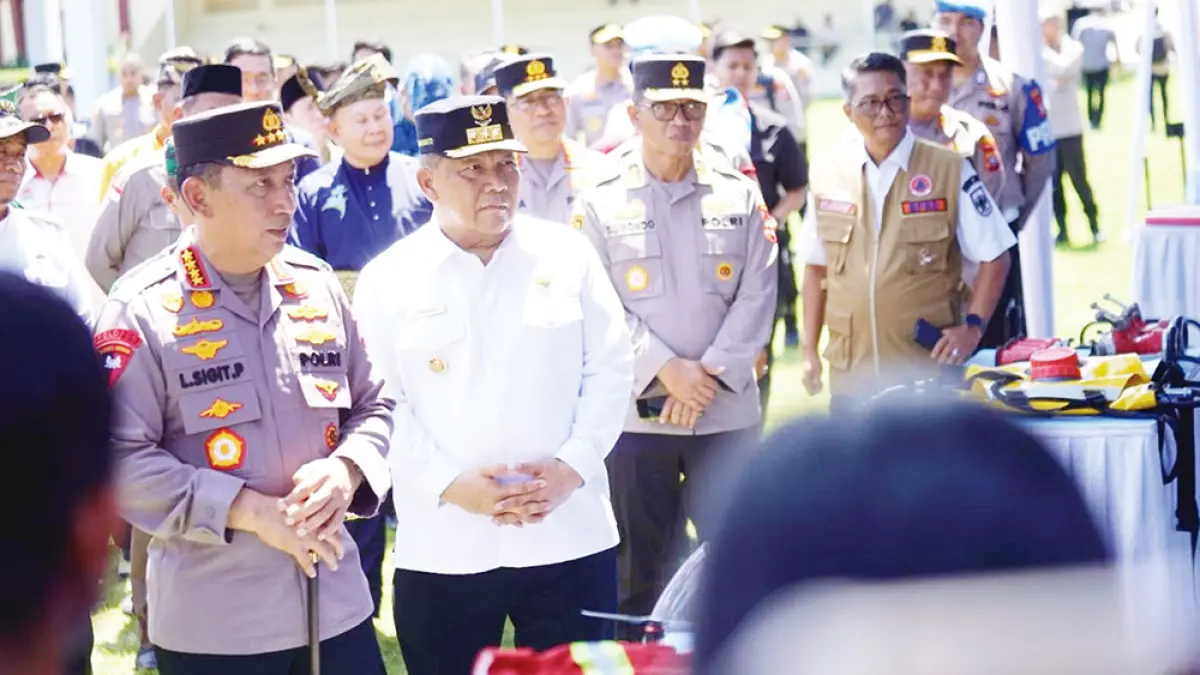 Kapolri Jenderal Pol Listyo Sigit bersama Pelaksana Tugas Gubernur Riau SF Hariyanto meninjau peralatan penanggulangan karhutla di SPN Polda Riau, Kecamatan Tambang, Kabupaten Kampar, Rabu (8/7/2026). (Diskominfotik Riau&nbsp;untuk Riau Pos)