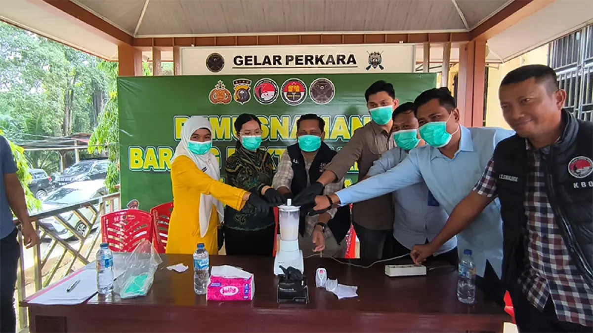 Kasatres Narkoba Polres Kuansing AKP Hasan Basri SH MH bersama pihak terkait melakukan pemusnahan barang bukti sabu hasil ungkap kasus, Kamis (9/7/2026) di Mapolres Kuansing. Foto Desriandi Candra