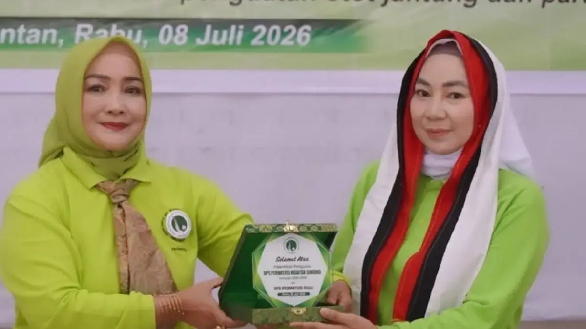 Ketua Dewan Pengurus Daerah Perwatusi Provinsi Riau, Lucky Kartika Sari SE (Kanan) menyerahkan cendera mata pada Ketua DPC Perwatusi Kuansing, Femmy Loliya SPsi, saat pelantikan di Pendopo Rumah Dinas Jabatan Bupati,  Rabu (8/7/2026). (Istimewa)