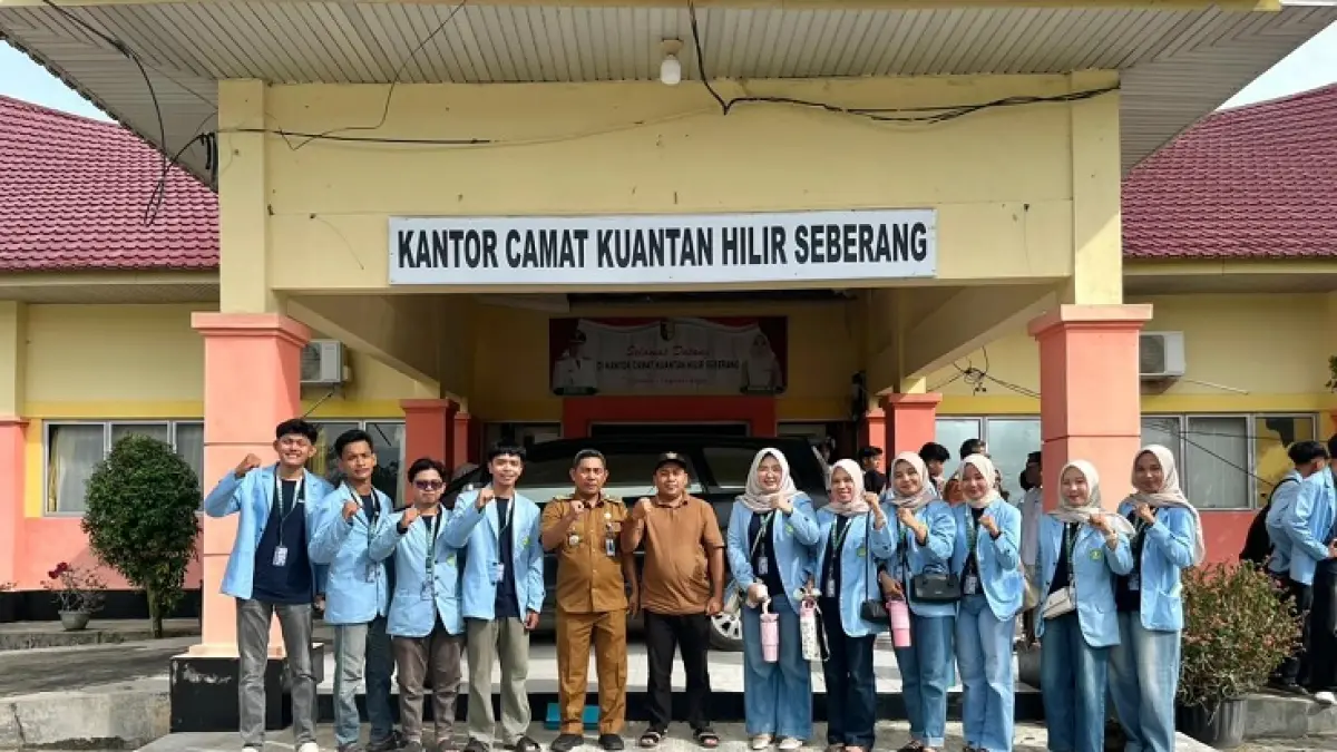 Mahasiswa Kukerta&nbsp;Berdampak Universitas Riau foto bersama dengan Camat Kuantan Hilir Seberang H Tasrum usai audensi, Senin (6/7/2026). (Unri untuk Riau Pos)