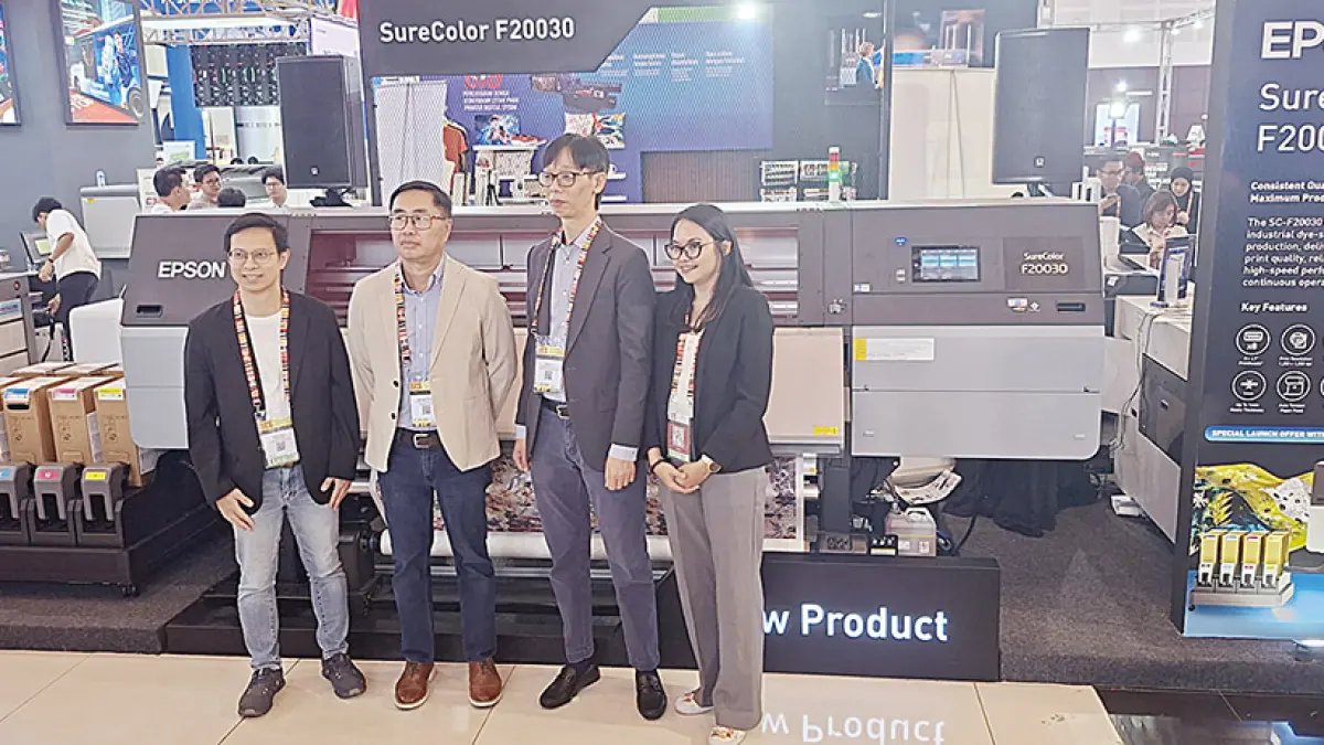 Manajemen Epson berfoto bersama saat&nbsp;peluncuran SureColor SC-F20030 pada ajang Surabaya Printing Expo (SPE) 2026, Rabu (8/7/2026).&nbsp;(Epson untuk riau pos)