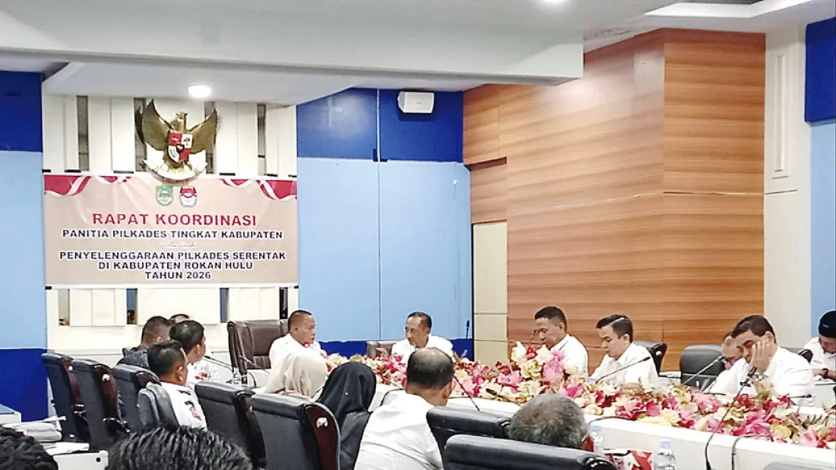 MEMIMPIN RAKOR: Pj Sekda Rohul H Yusmar memimpin Rakor Panitia Pilkades tingkat kabupaten yang dihadiri forkopimda dan kepala OPD terkait di lantai 3 Kantor Bupati Rohul, Rabu (8/7/2026).(Prokopim Setda Rohul untuk Riau Pos)
