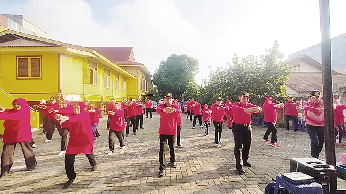 Para pensiunan PWRI Provinsi Riau saat melaksanakan senam jantung sehat, Rabu (8/7/2026). (PWRI untuk Riau Pos)
