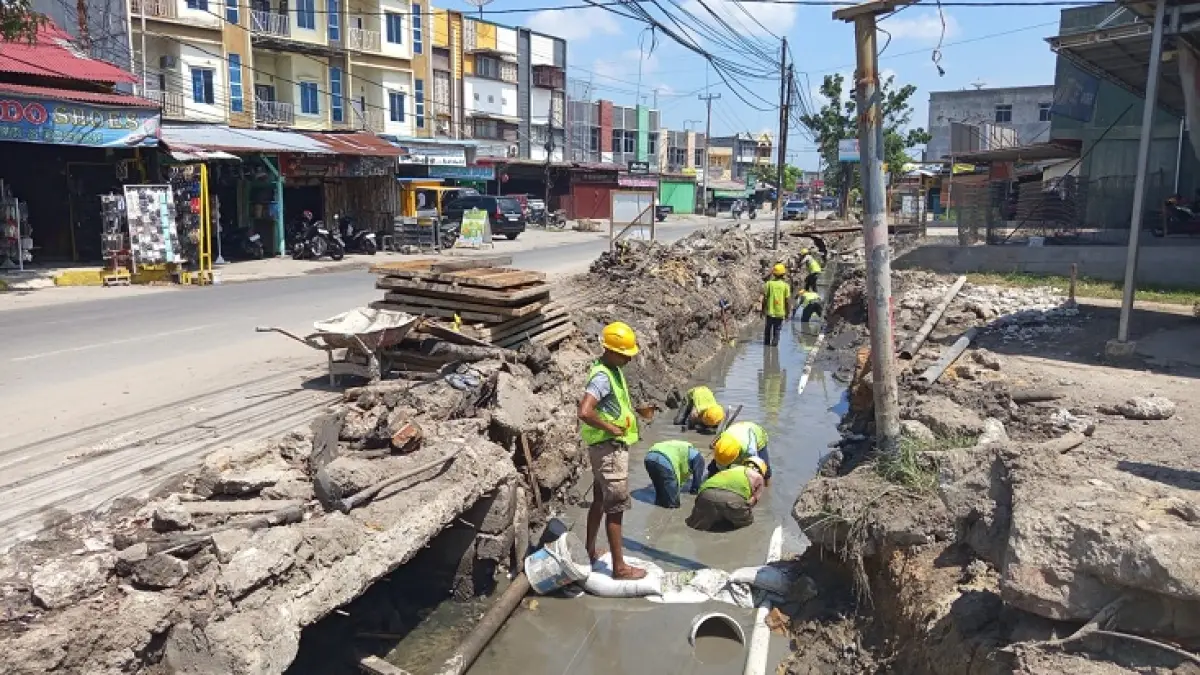 Pekerja melakukan pengerjaan saluran air di Jalan Dharmabakti atau sigunggung oleh Pemerintah Kota Pekanbaru, Rabu (8/7/2026). (MHD AKHWAN/RIAUPOS)