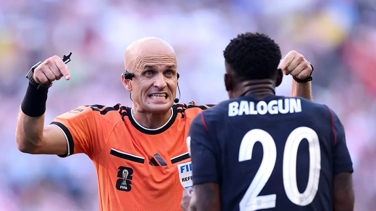 Pemain Amerika Serikat Folarin Balogun  berdebat dengan wasit Adham Makhadmeh dalam pertan­dingan babak 16 besar Piala Dunia FIFA 2026 melawan Belgia di Stadion Seattle, Senin (6/7/2026).(afp)