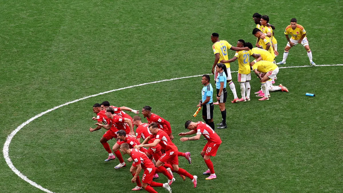 Pemain Swiss merayakan keberhasilan Ruben Vargas mencetak gol penalti kelima sekaligus penentu kemenangan dalam adu penalti pada pertandingan Babak 16 Besar Piala Dunia FIFA 2026 di BC Place, Vancouver, Rabu (8/7/2026).